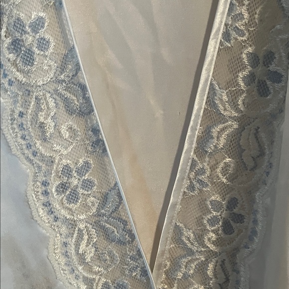 Luxurious Cream Lace-Trimmed Robe - Picture 4 of 10